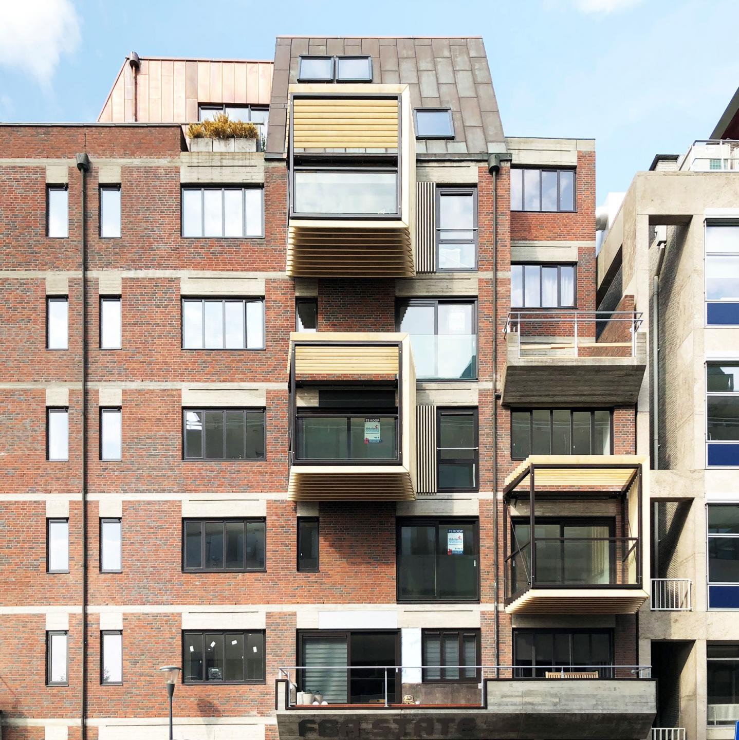 FBA State van de voorzijde met nieuwe balkons