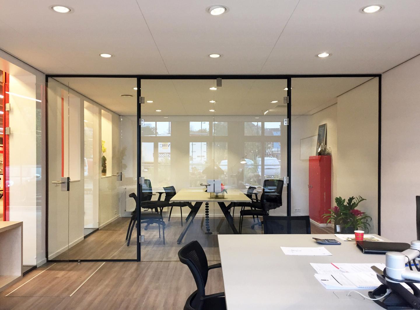 Directiekamer met vergaderruimte ernaast