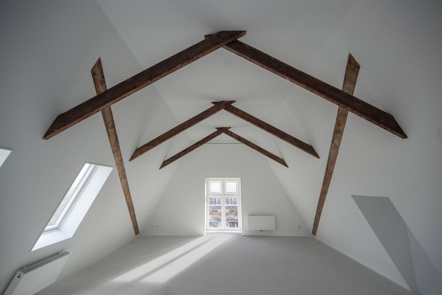 Authentieke houten balken in gemoderniseerd appartement