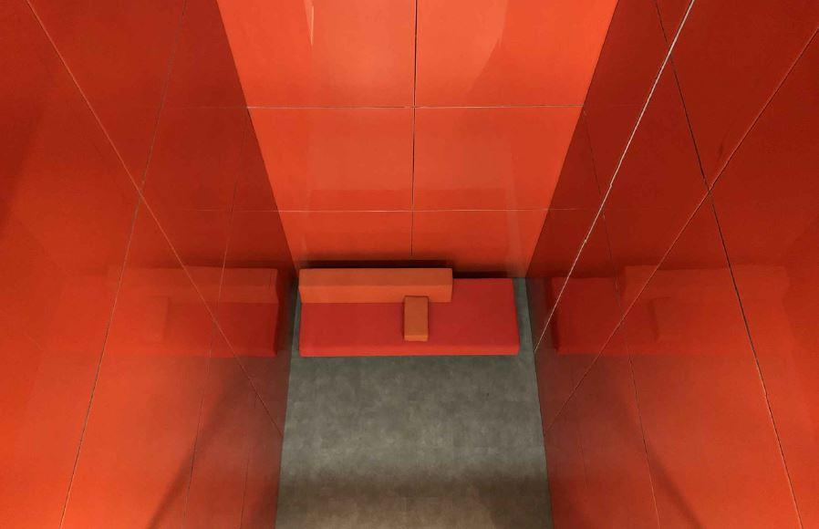 Entree met rood emaille en rode bank