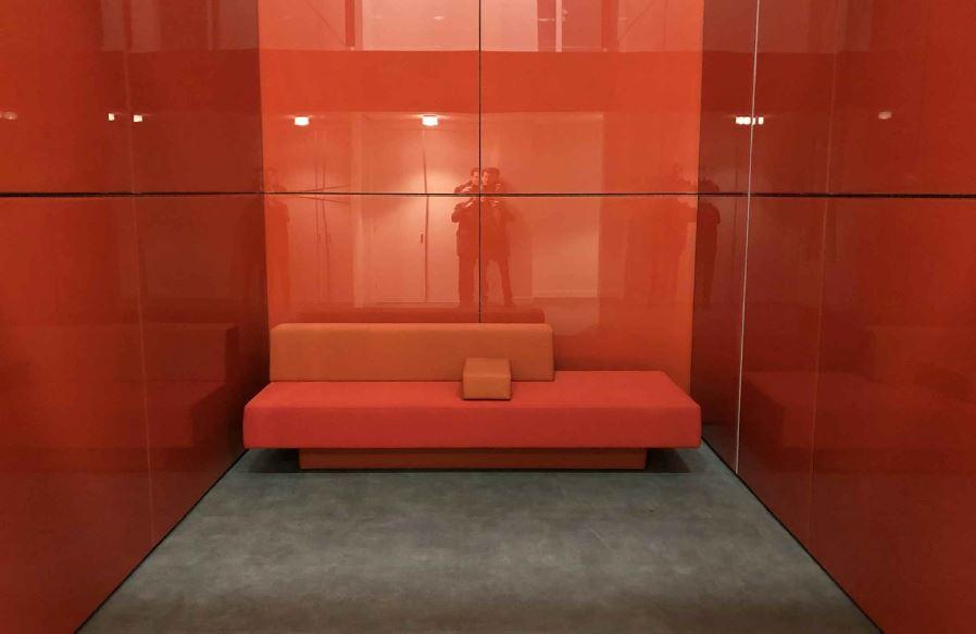 Rode bank in entree met rood emaille