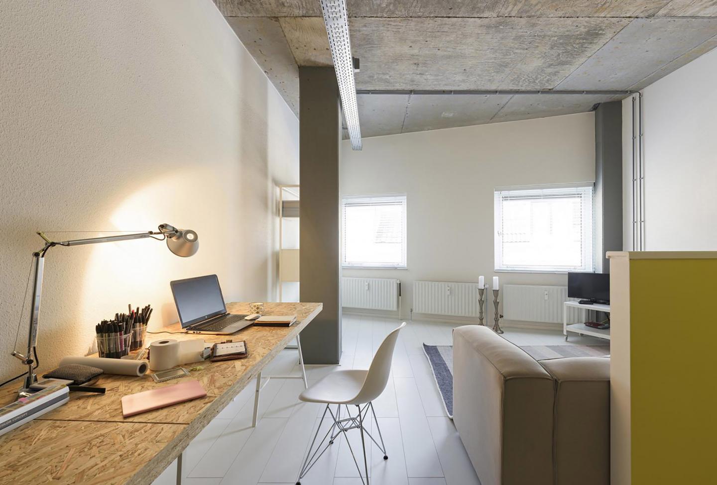 Werkkamer met bureau, laptop en stoel