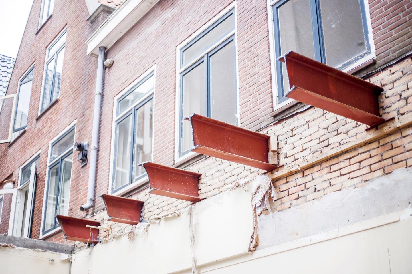 Ijzeren steunbalken zichtbaar aan buitenzijde woning