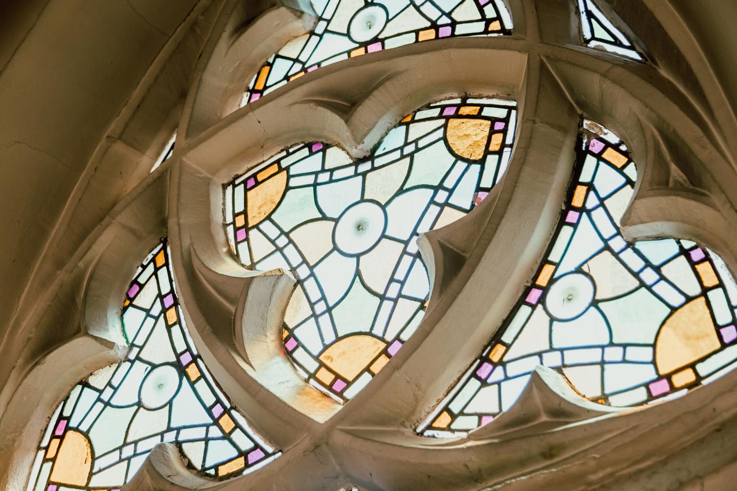 Glas in lood raam van kerk
