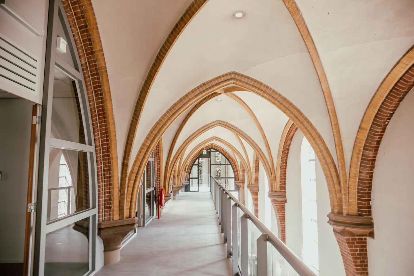 Hal in schoolgebouw in kerk