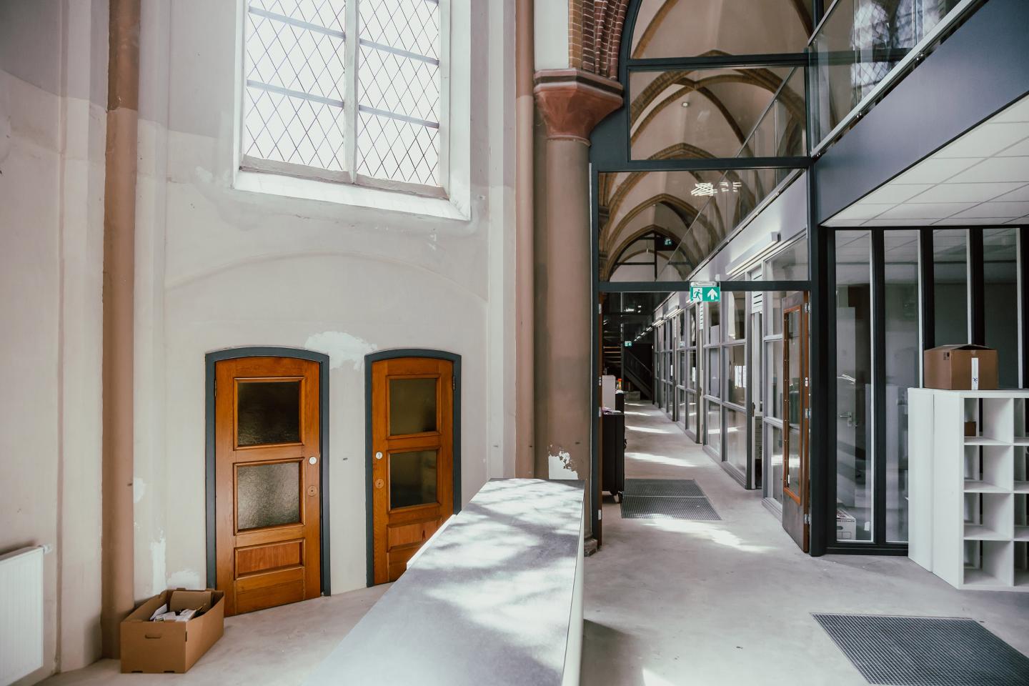 Ingang kerk met nieuw gebouwd interieur
