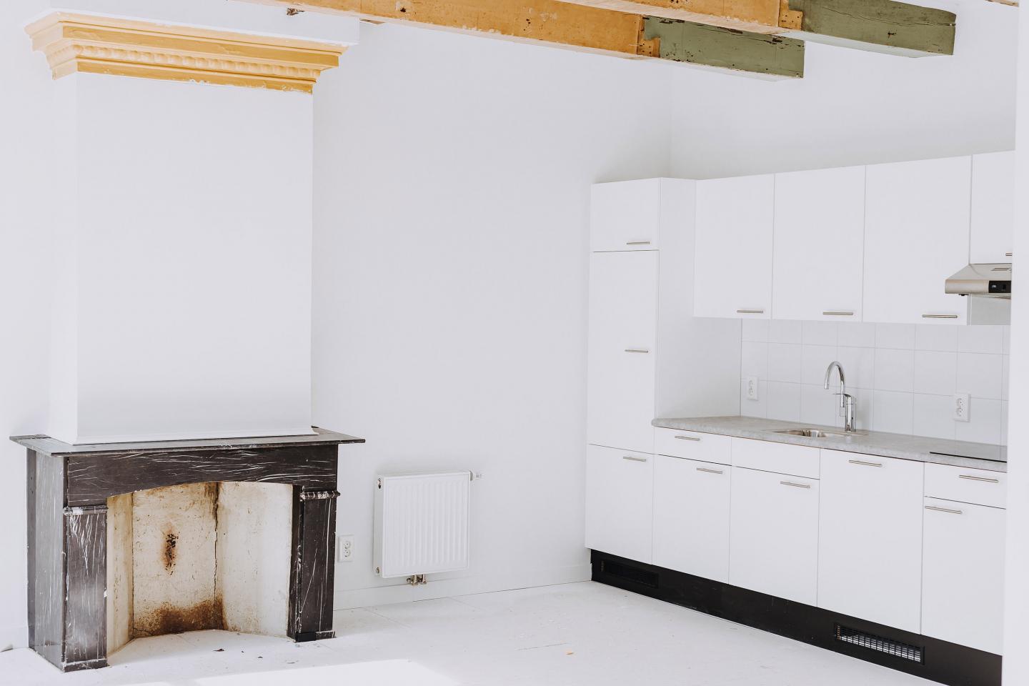 Authentieke schouw met nieuwe keuken en houten balkenplafond