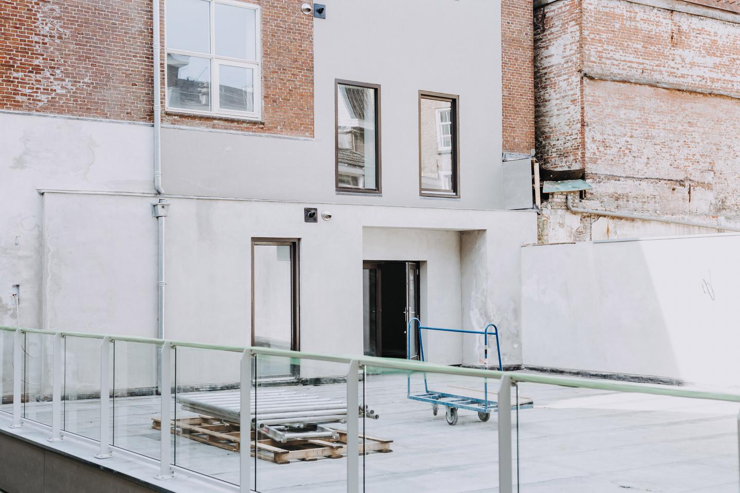 Glazen balustrade in aanbouw