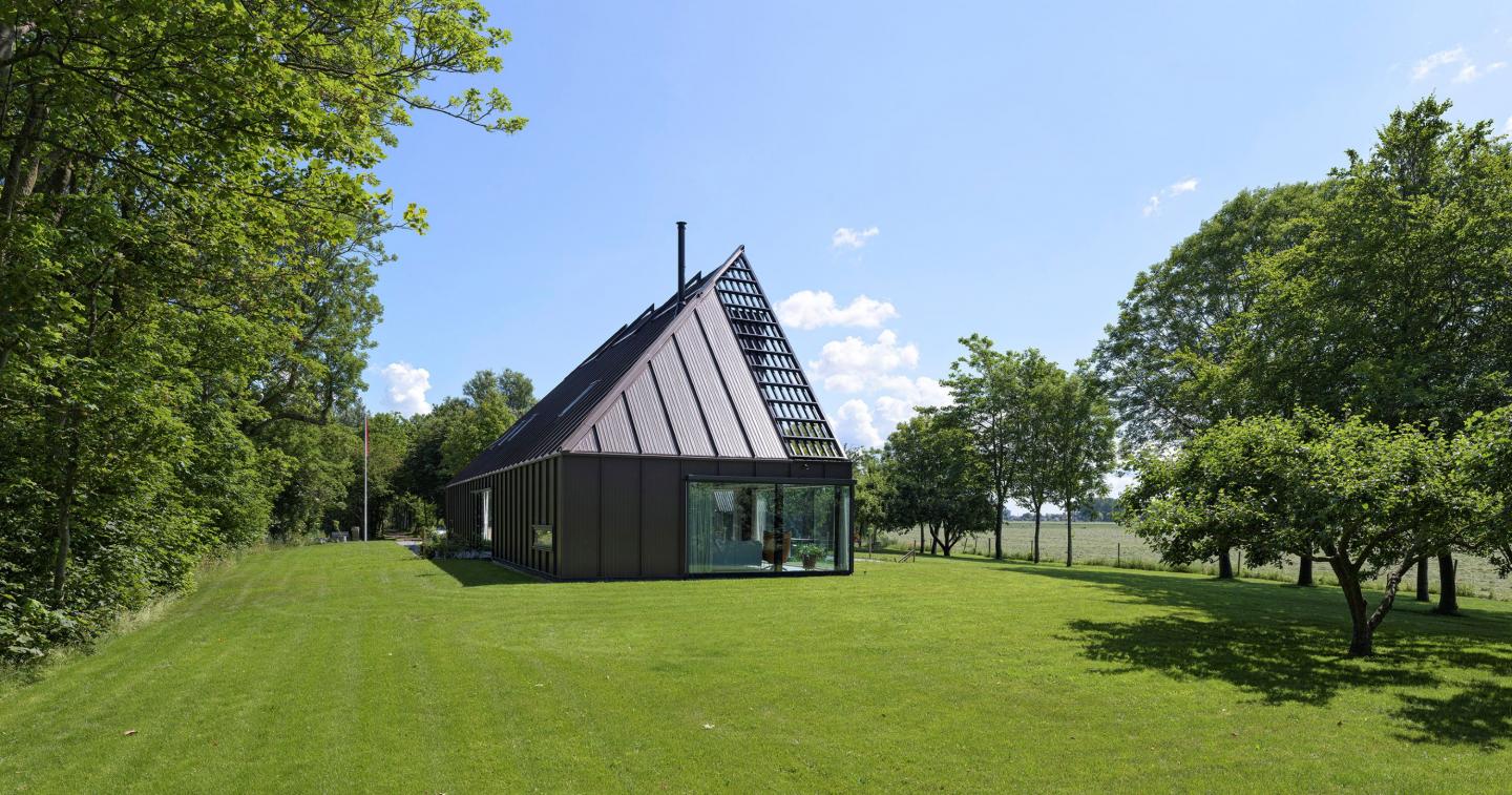 Achterzijde van de moderne schuurboerderij in Marssum