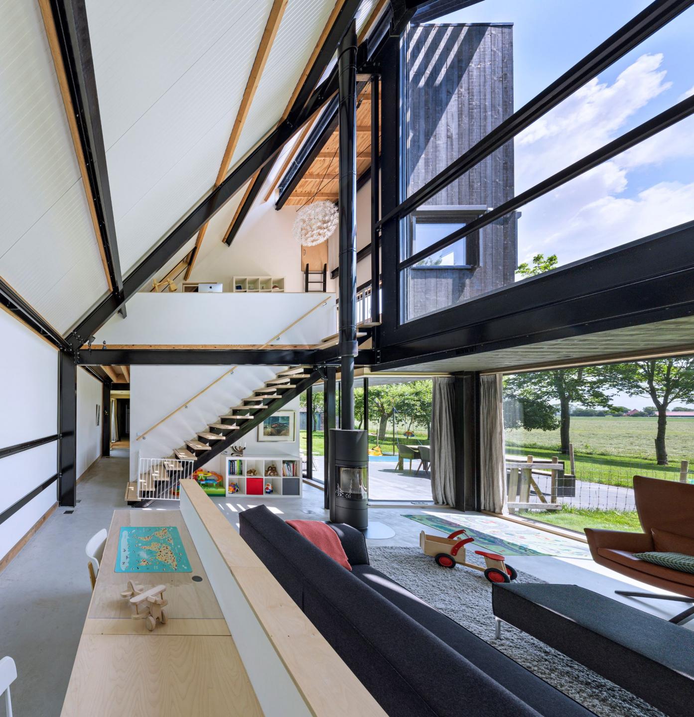 Interieur van nieuwe schuurboerderij met staal en glas