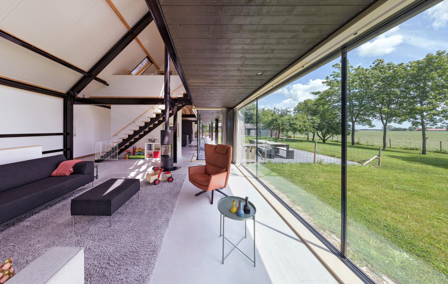 Interieur van nieuwe schuurboerderij met staal en glas