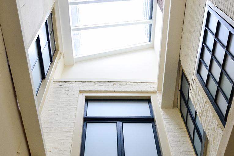 Binnenplaats met ramen naar ieder appartement