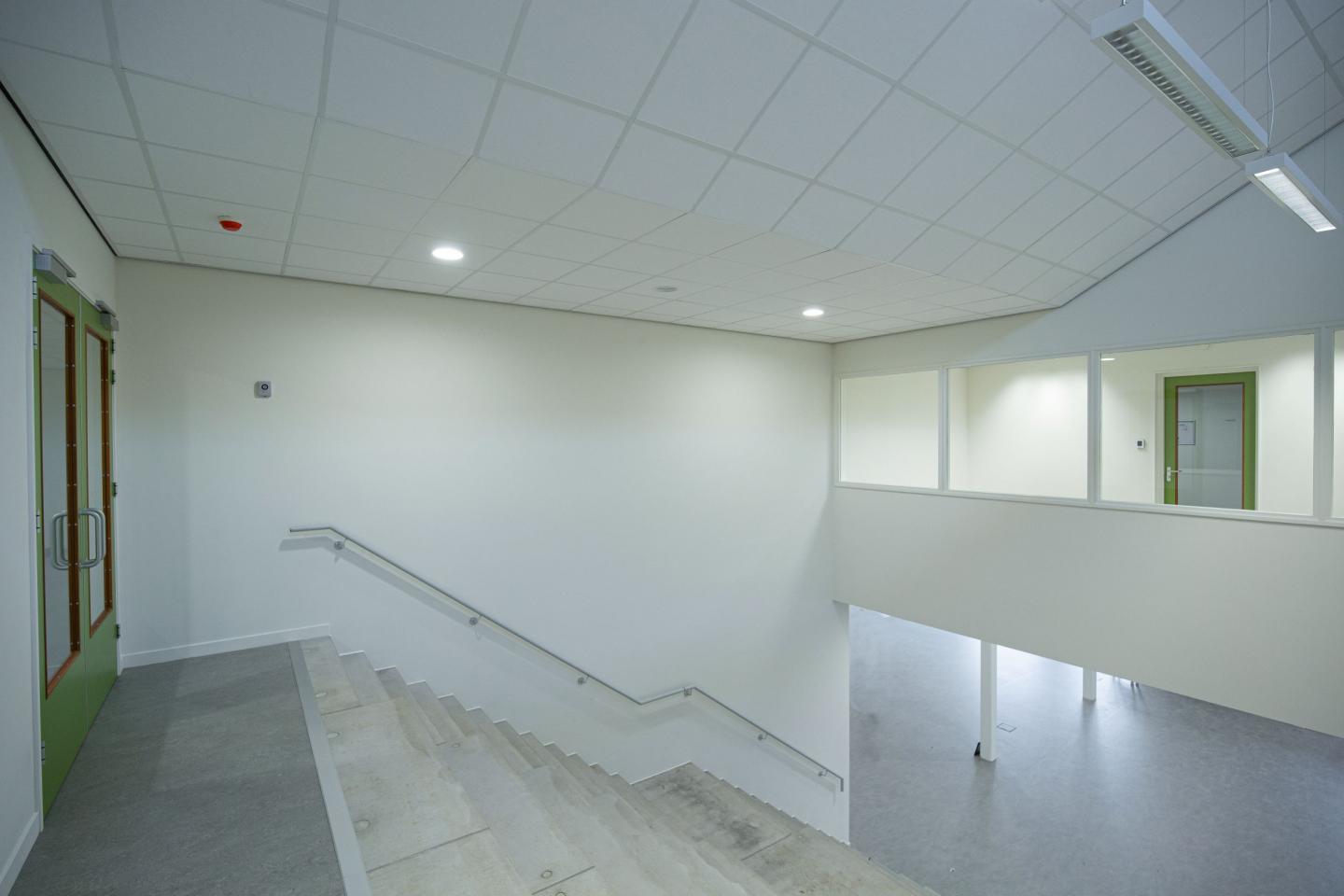 Trap van schoolgebouw van bovenaf gezien