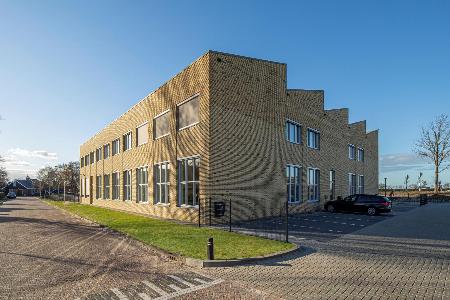 SvPO Hurdegaryp schoolgebouw van buitenzijde met blauwe lucht