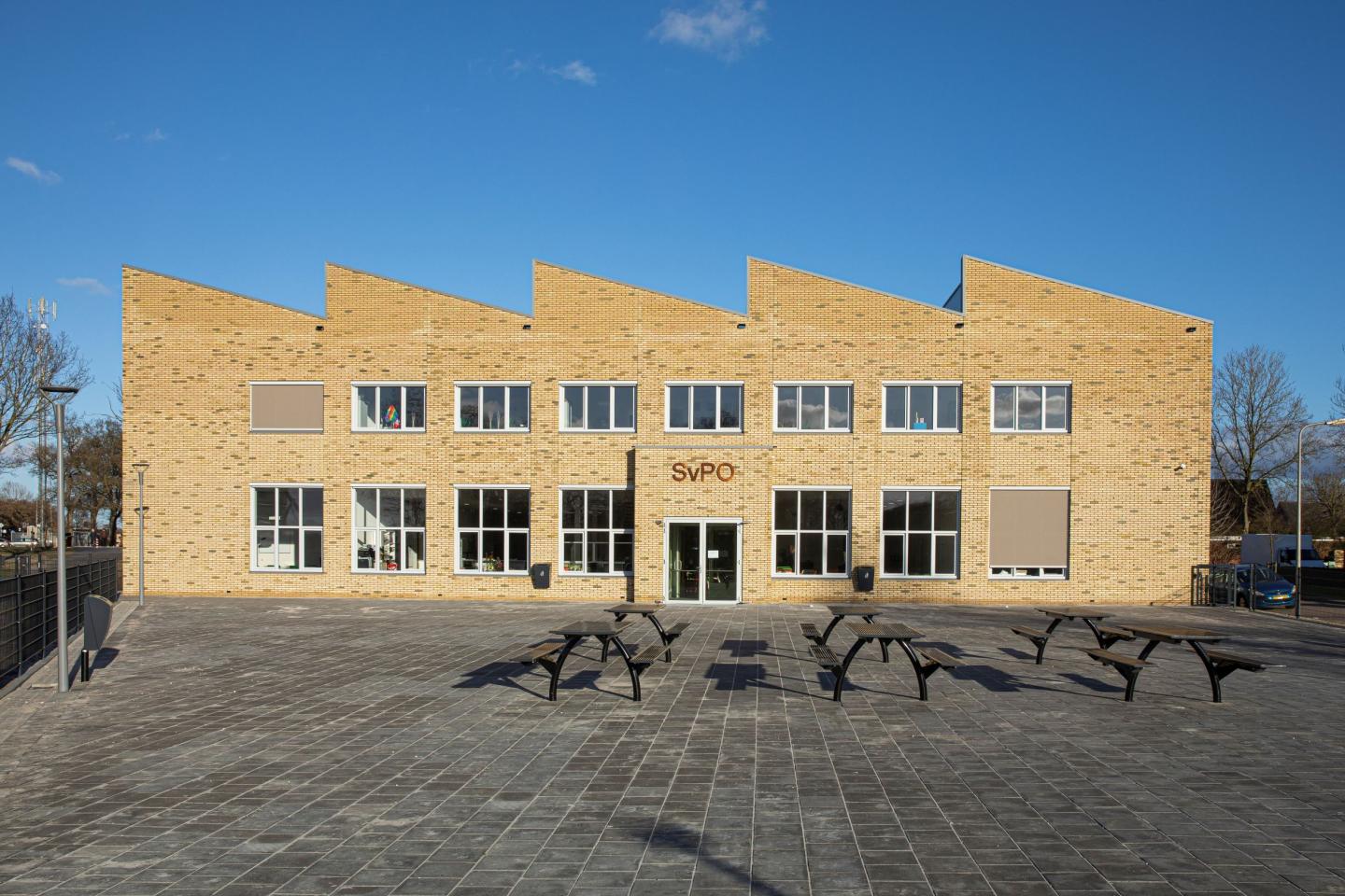 SvPO Hurdegaryp schoolgebouw van buitenzijde met blauwe lucht