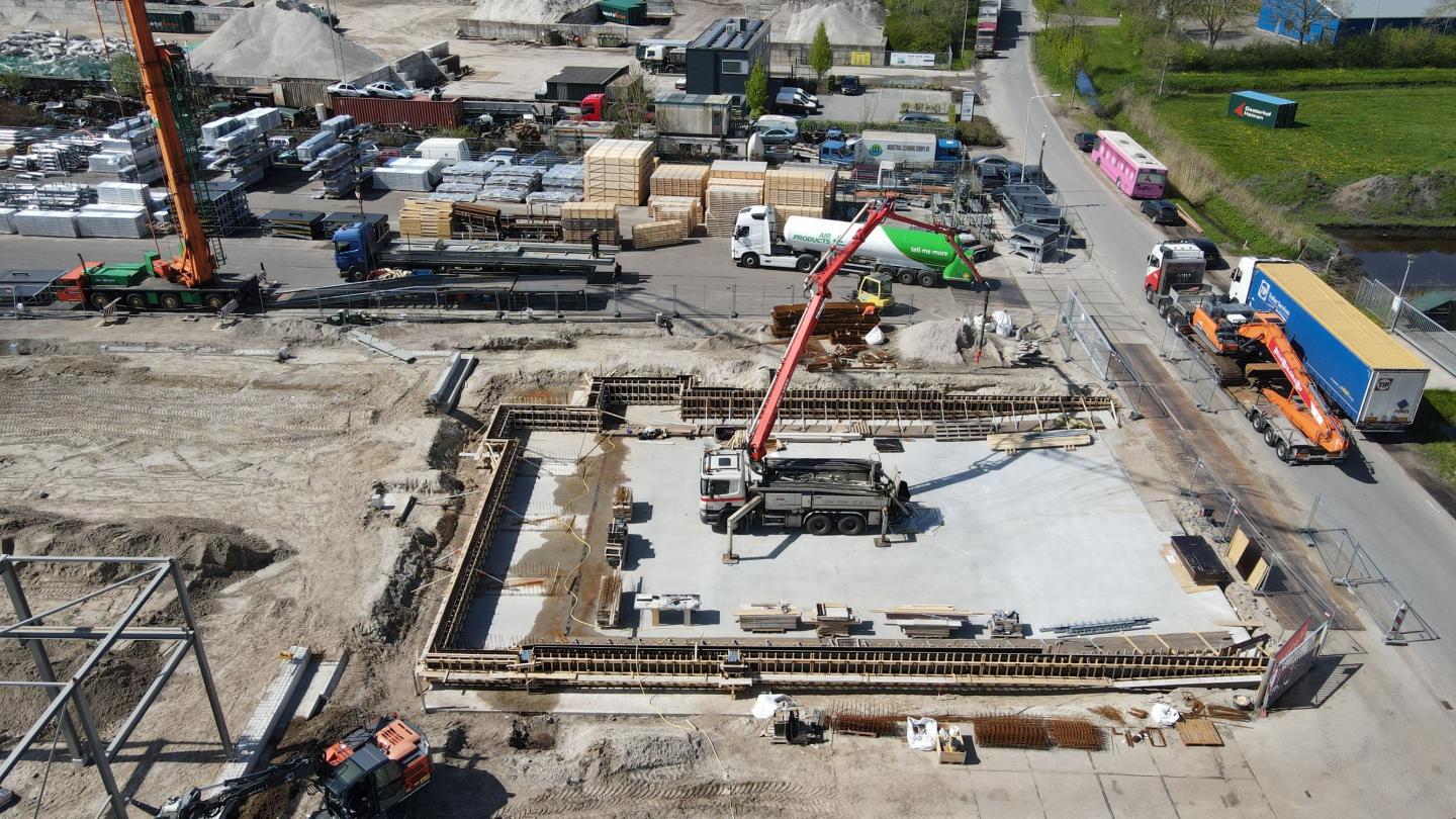 Kraan staat op betonnen fundering bouwplaats Stertil in Kootstertille