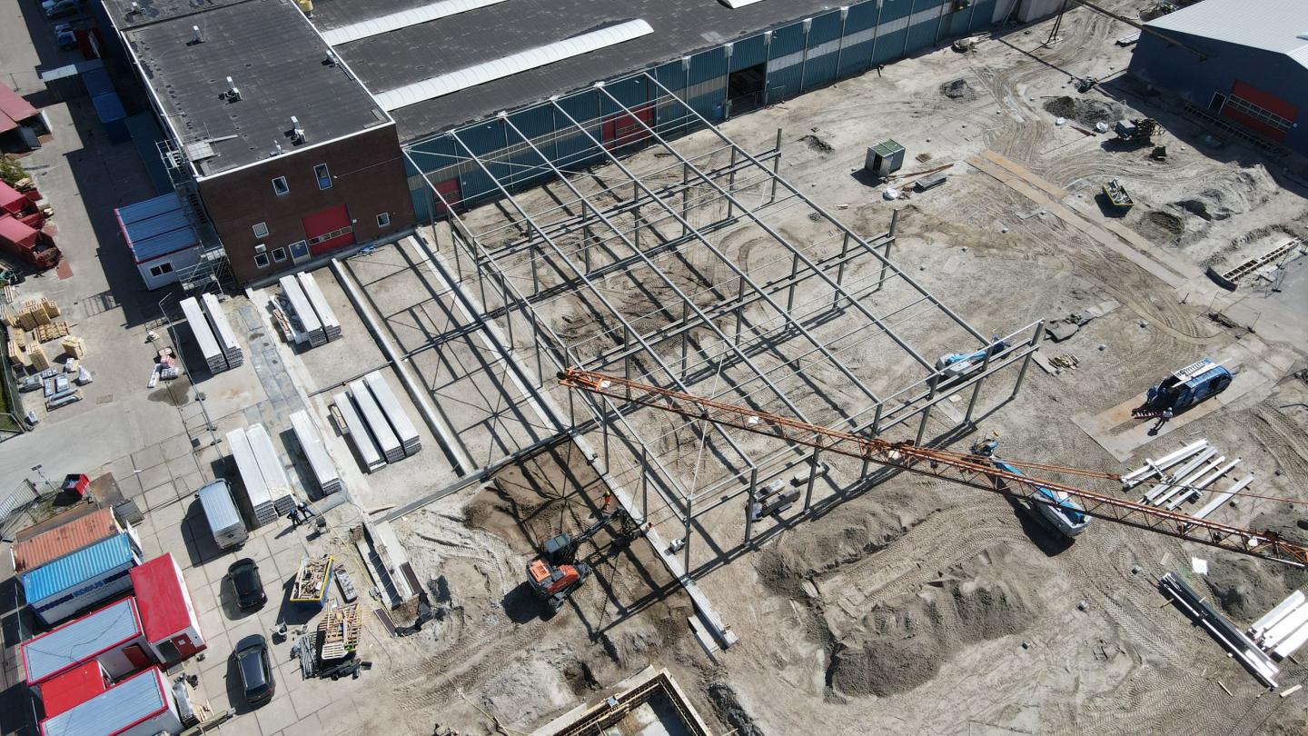 Dronebeeld van staalconstructie van nieuwbouw Stertil