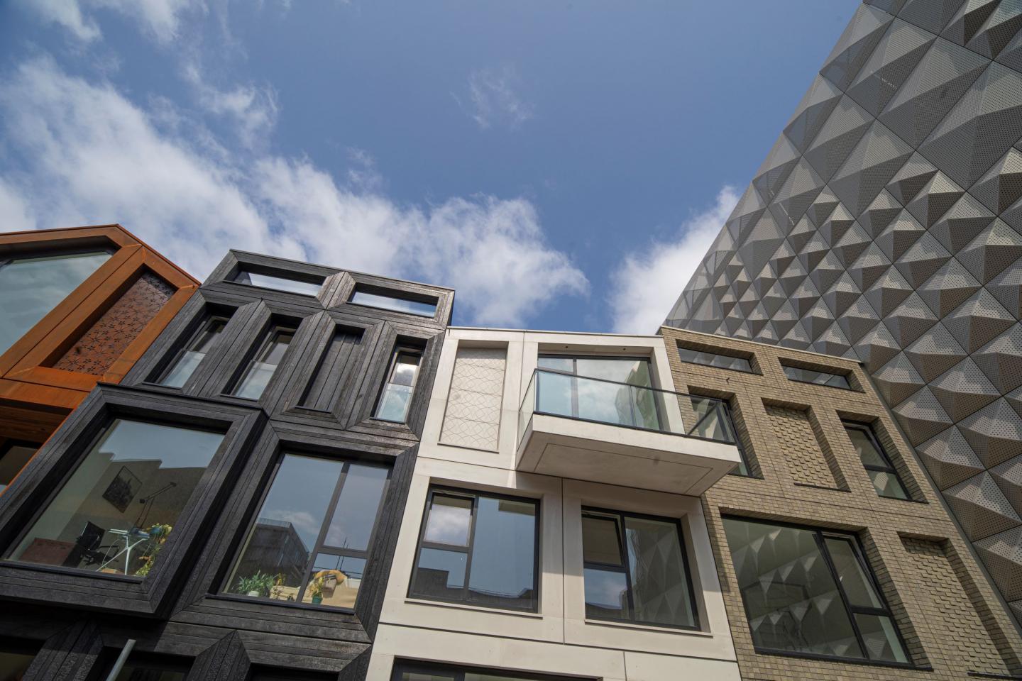 Gevels van DOK1620 tegen blauwe lucht