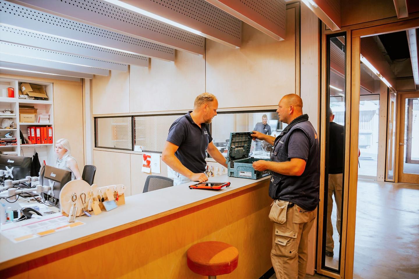 Twee mannen bij een balie in bedrijf