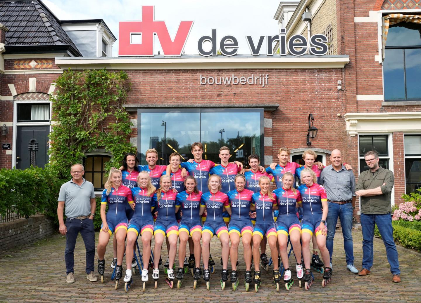 Team Frysk met de directie van Bouwbedrijf de Vries