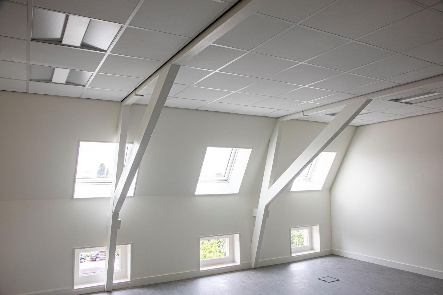 Lokaal van schoolgebouw met oude gebinten