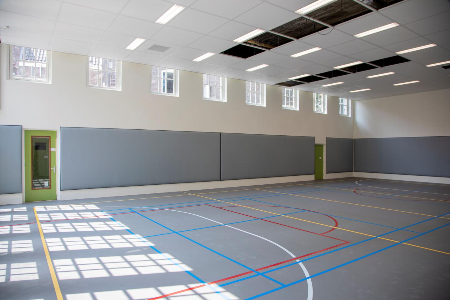 Gymzaal van school met dempende kussens tegen de muren