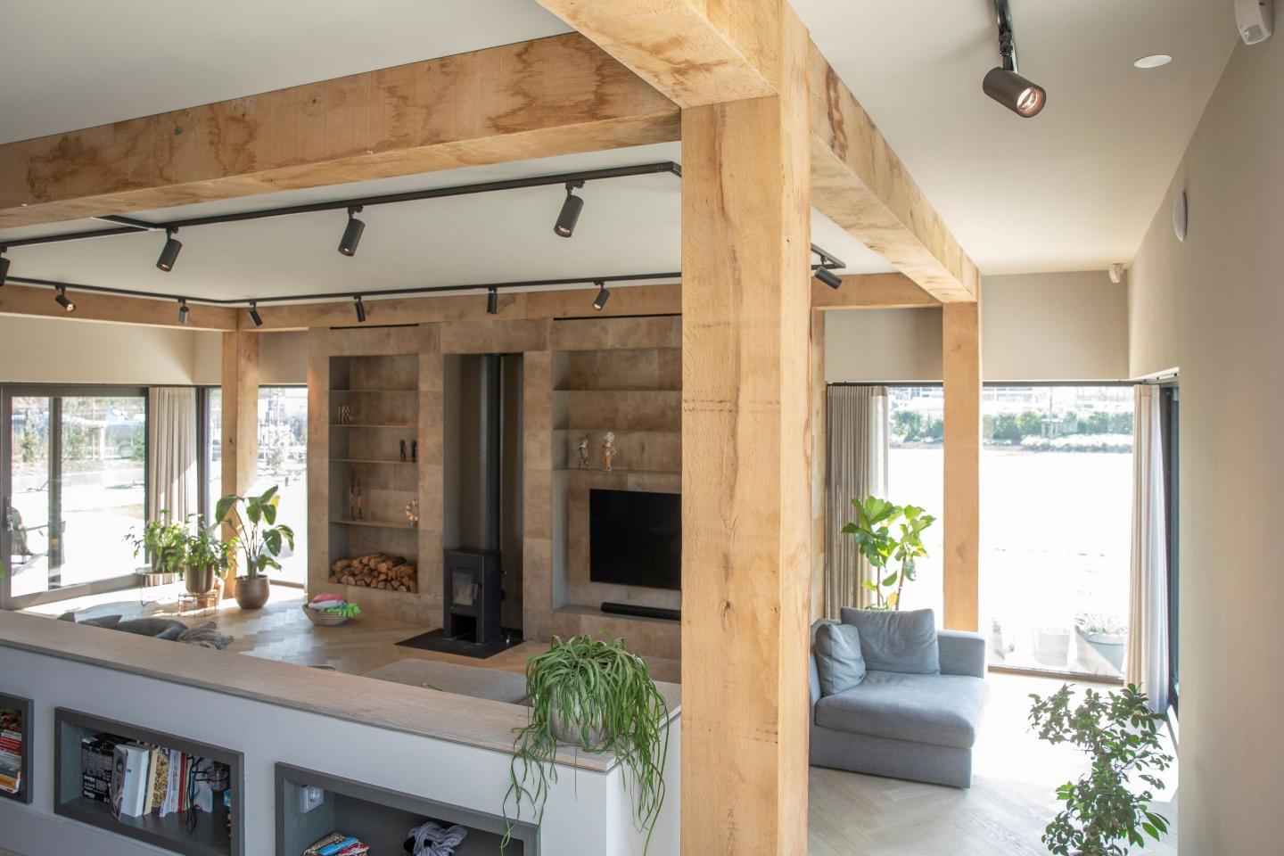Binnenzijde villa, houten betimmering en modern interieur