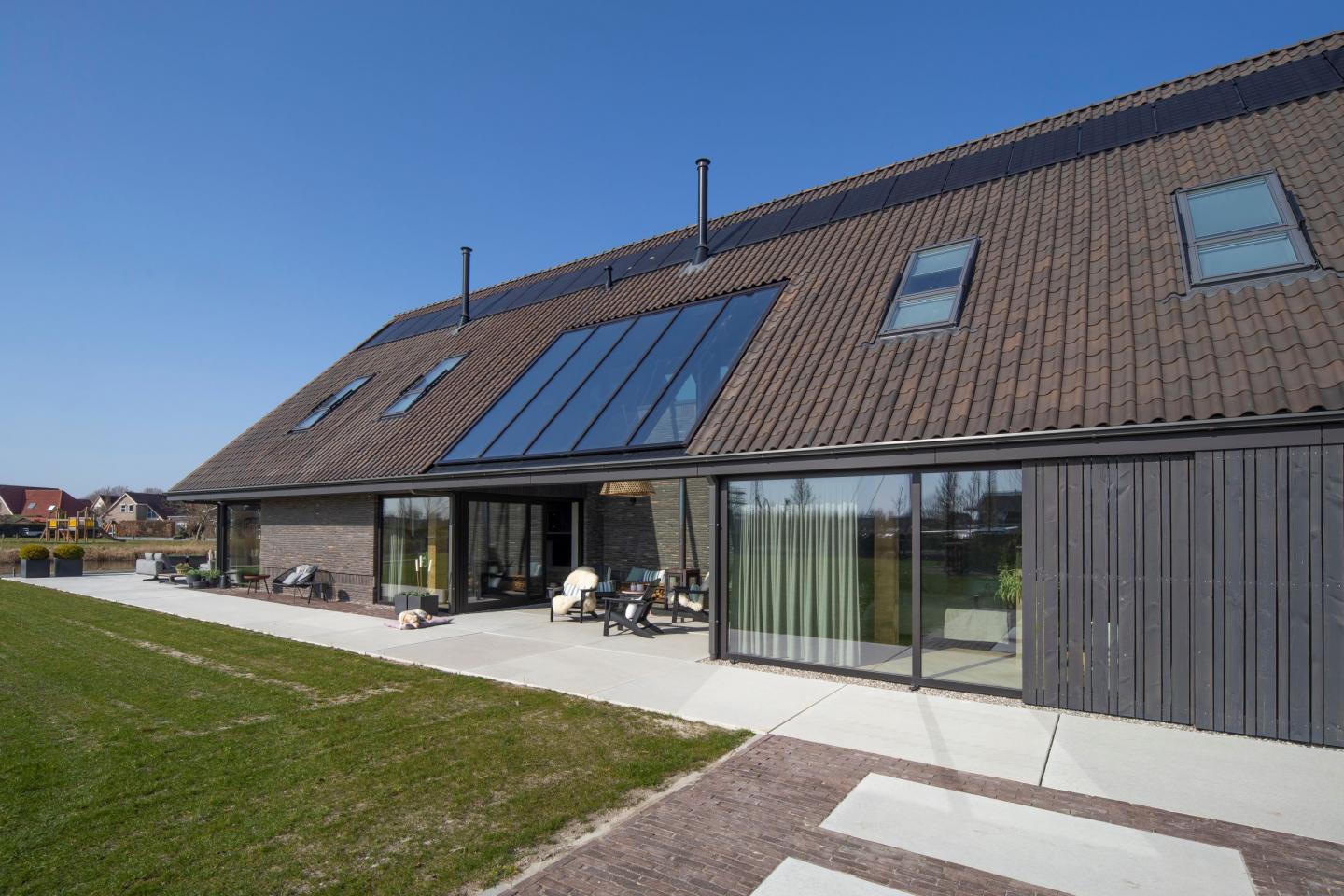 Donkergrijze villa van buitenzijde