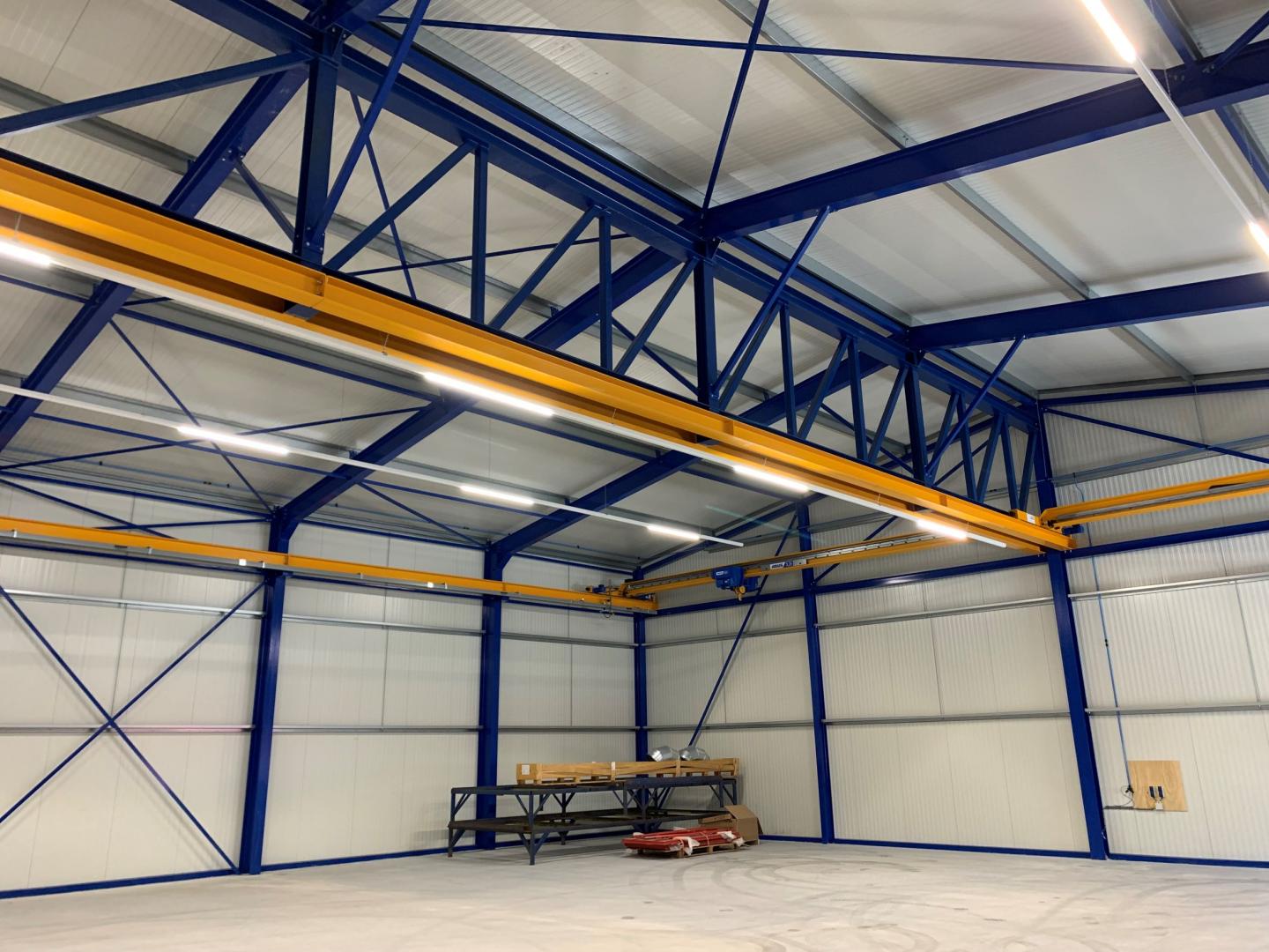 Staalconstructie bedrijfsgebouw met loopkraan