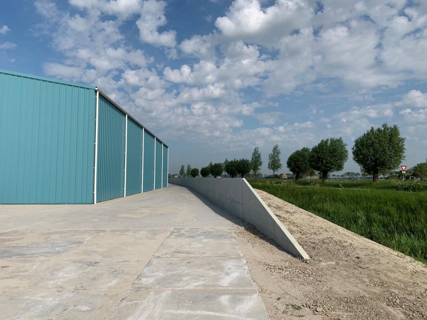 Bedrijfshal Vadeko Winsum buitenzijde met zicht op weiland