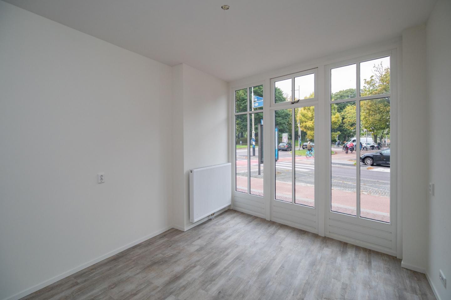 Raampartij in appartement met zicht op weg