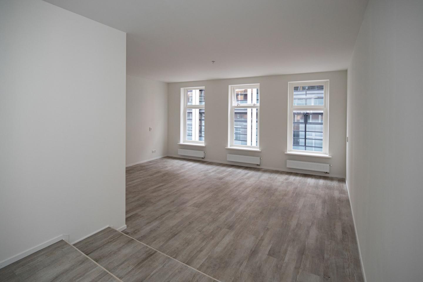 Leeg appartement met keuken en raampartij