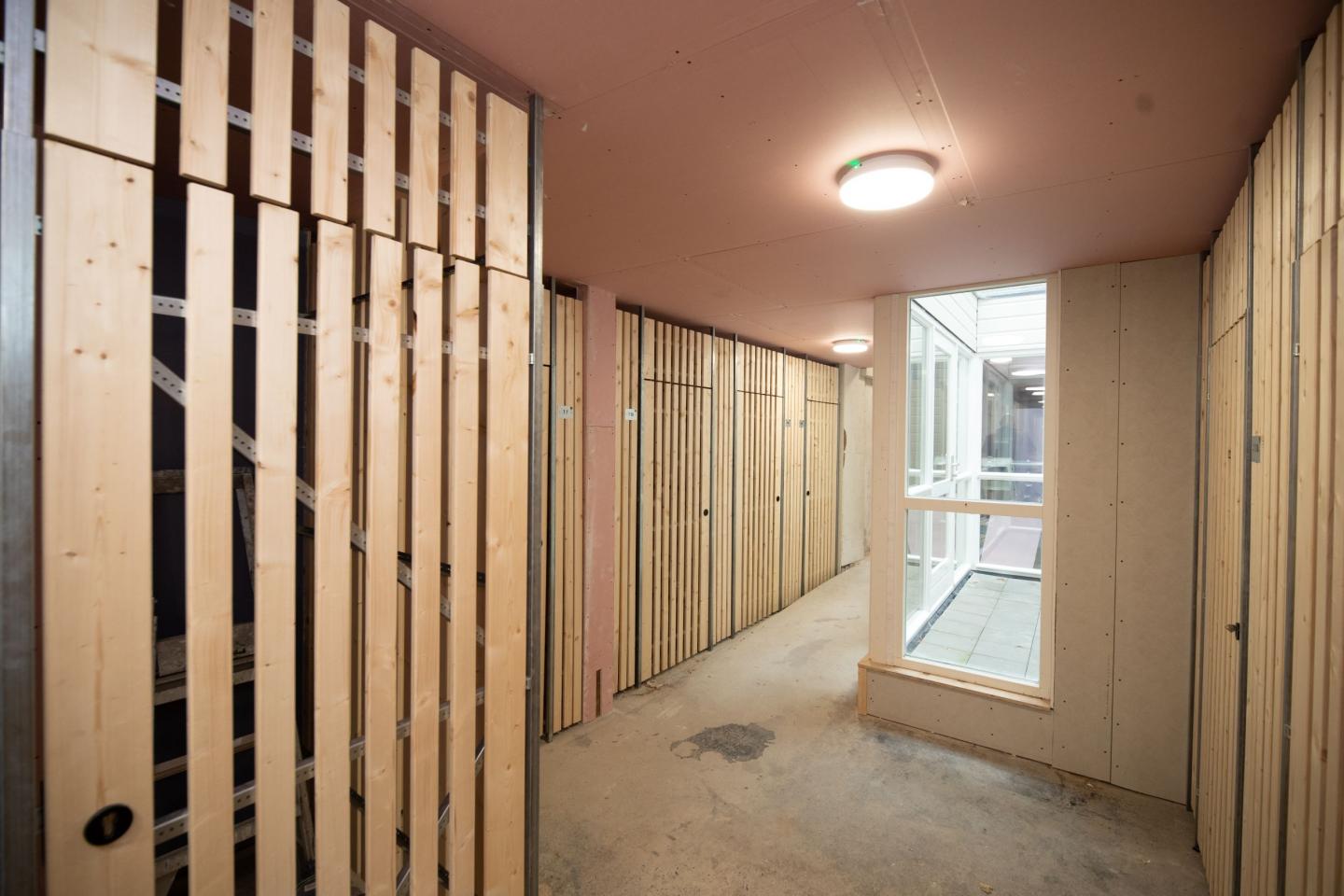 Bergruimte met houten kasten