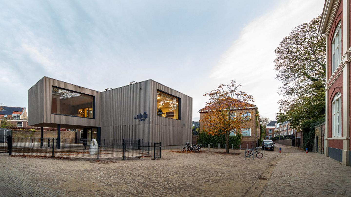 OBS Oldenije van de buitenzijde met schoolplein aan de voorkant