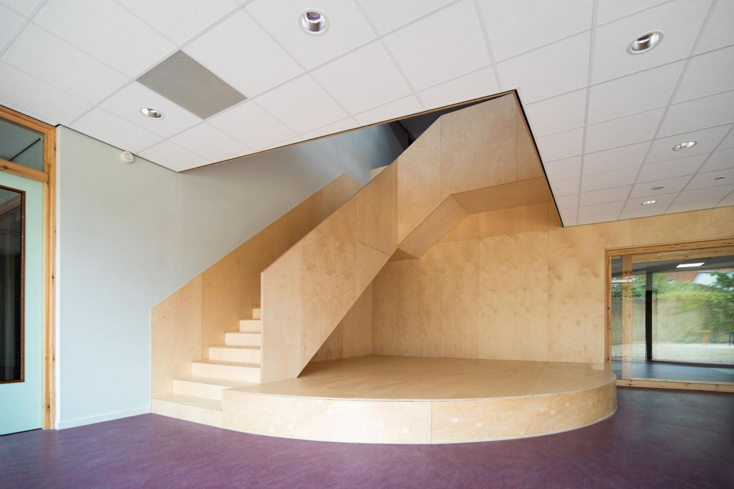 Houten trap met rond plateau aan onderkant