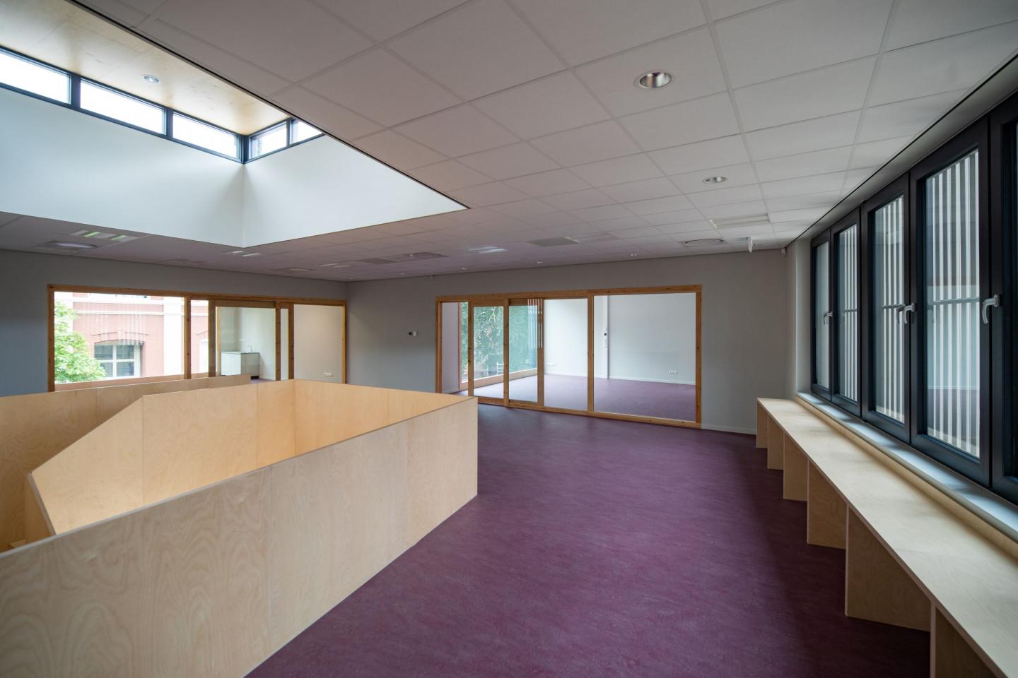 Bovenverdieping basisschool met lokalen rondom een open hal 