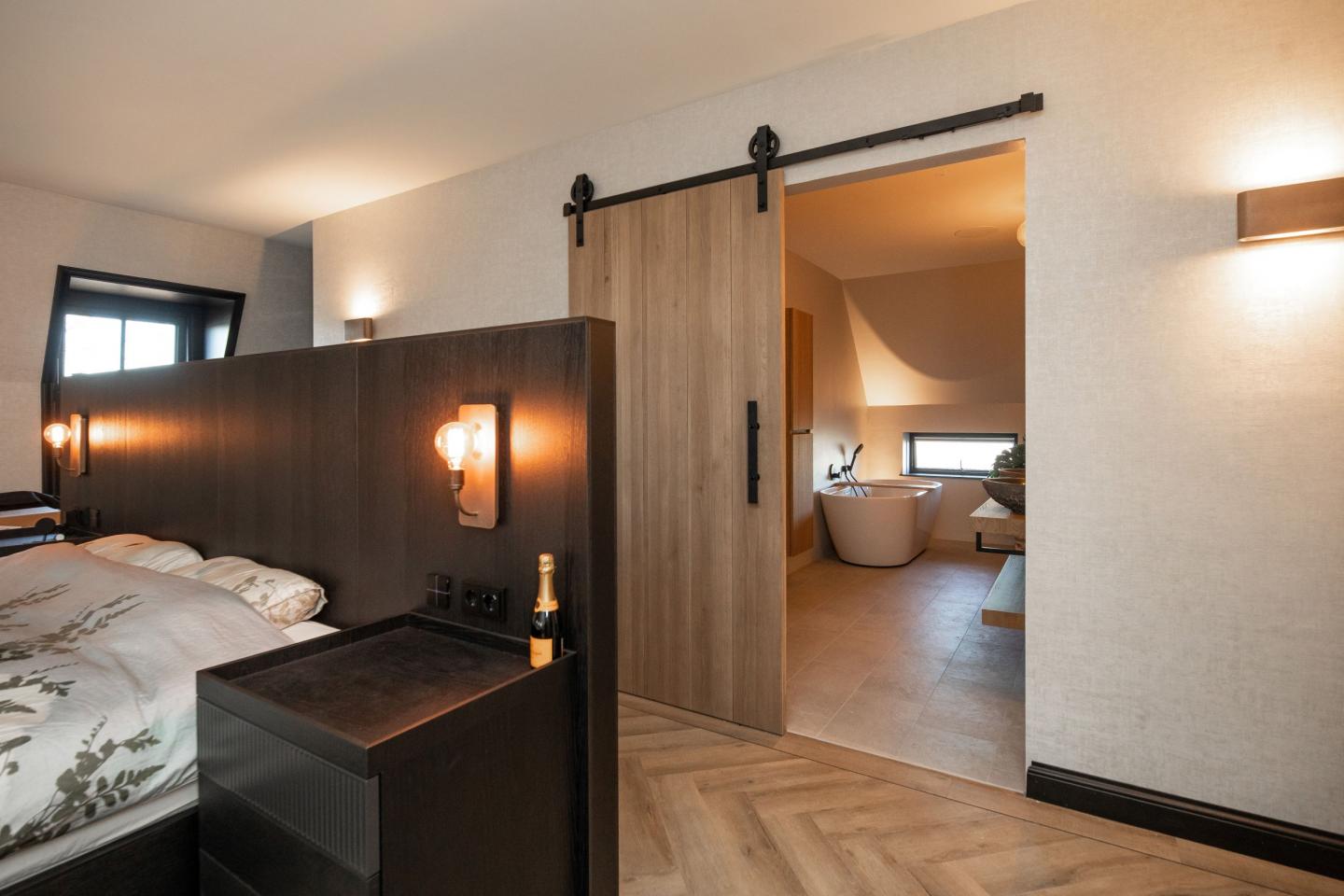 Master bedroom met schuifdeur naar en suite badkamer
