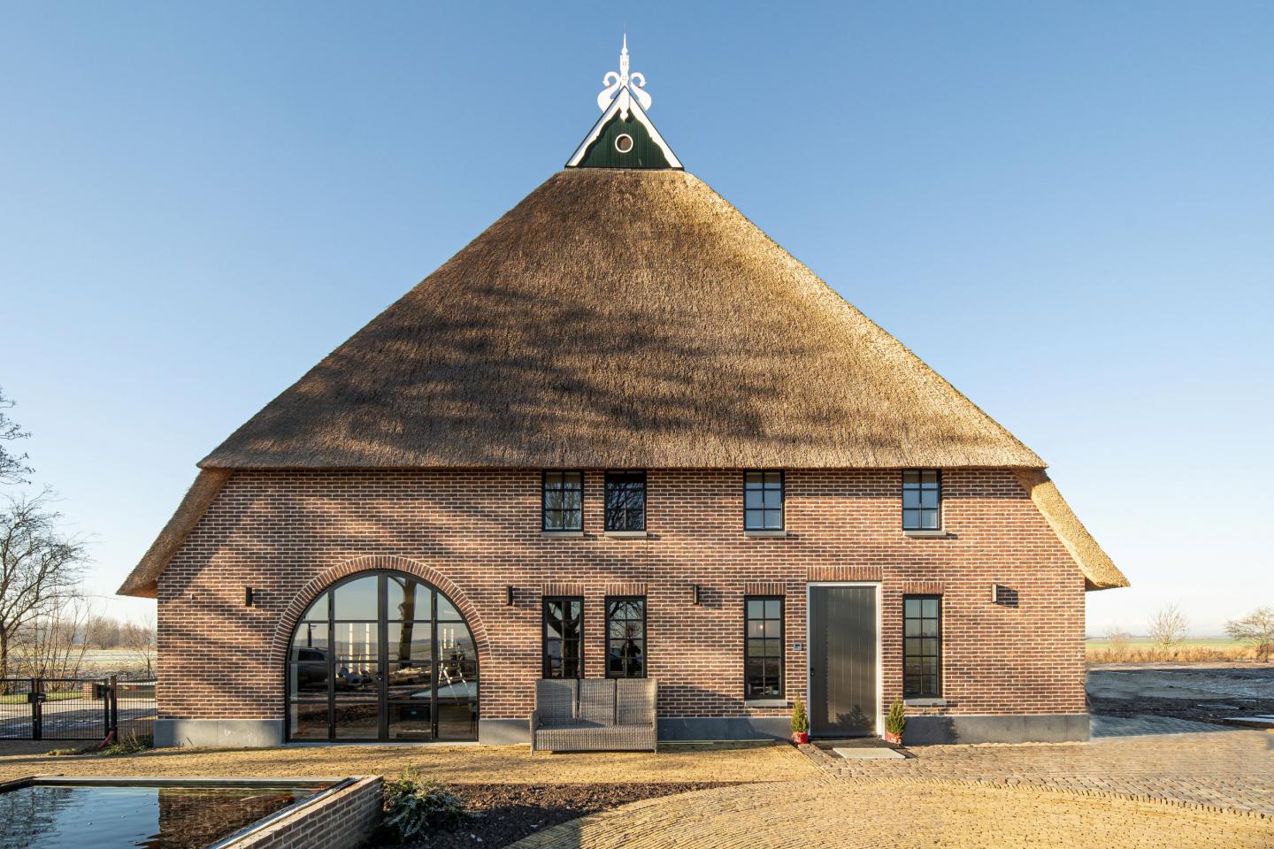 Achterzijde van nieuwe woonboerderij