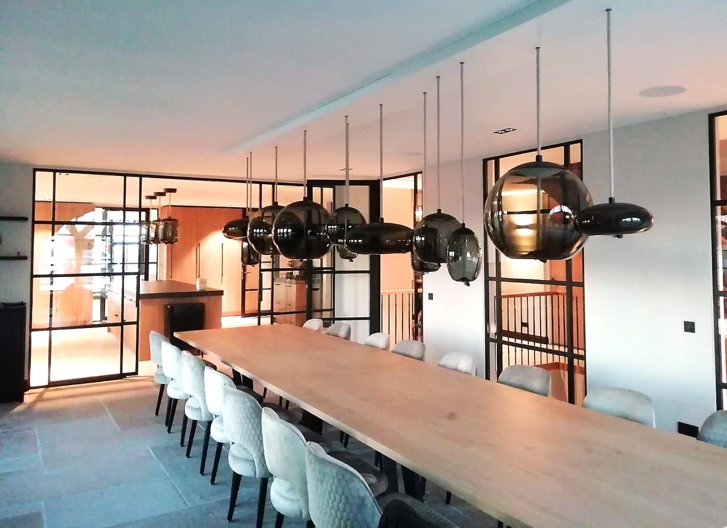 Lange eettafel met lampen erboven