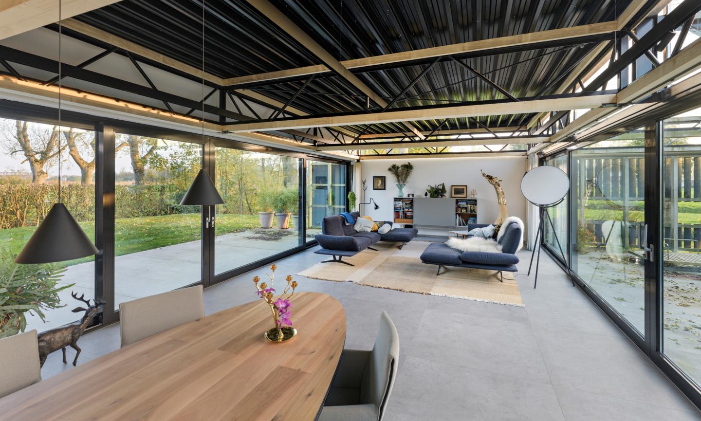 Tuinkamer aan woonboerderij van binnenuit