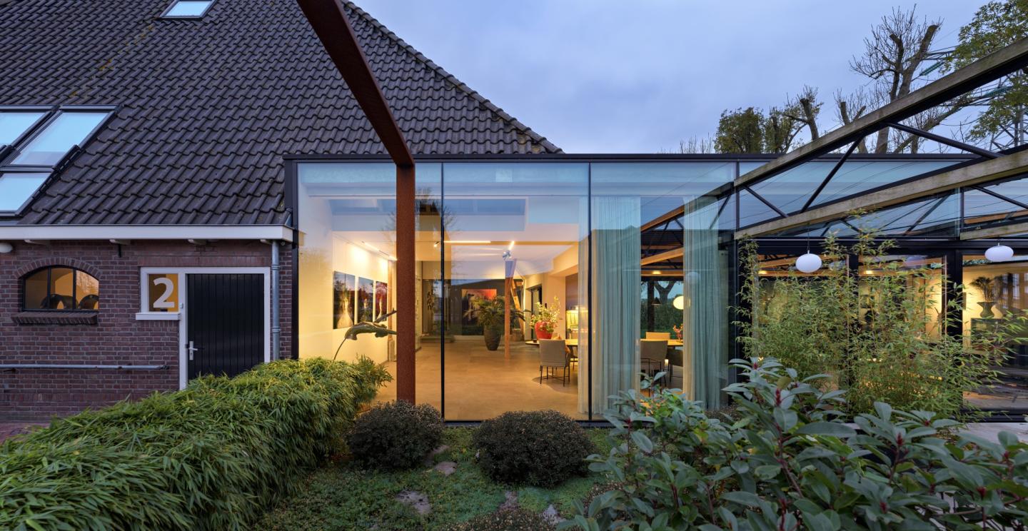 Tuinkamer aan woonboerderij van buitenaf gezien