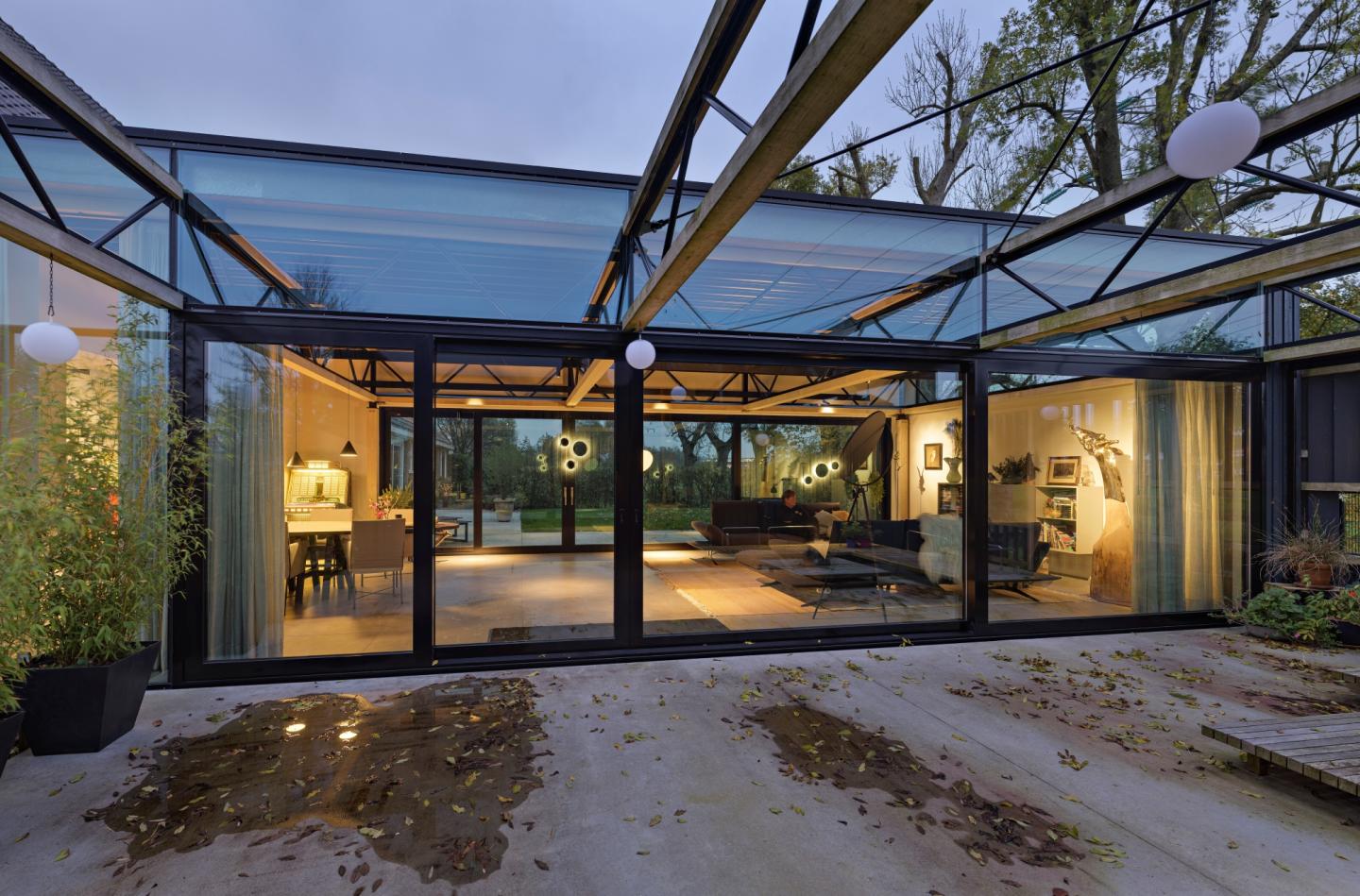 Tuinkamer aan woonboerderij van buitenaf gezien