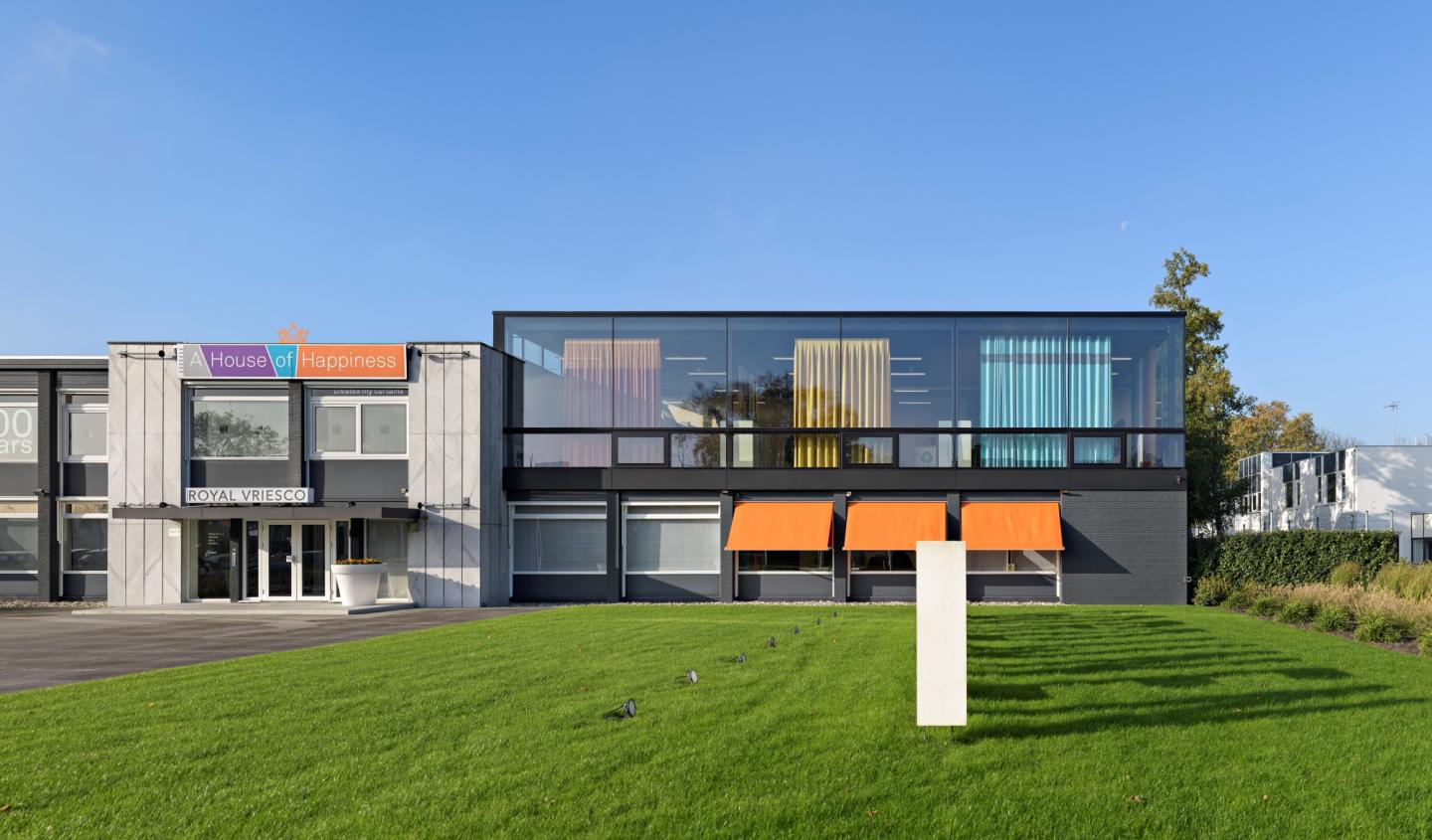 Bedrijfspand Vriesco van buitenzijde met oranje zonwering