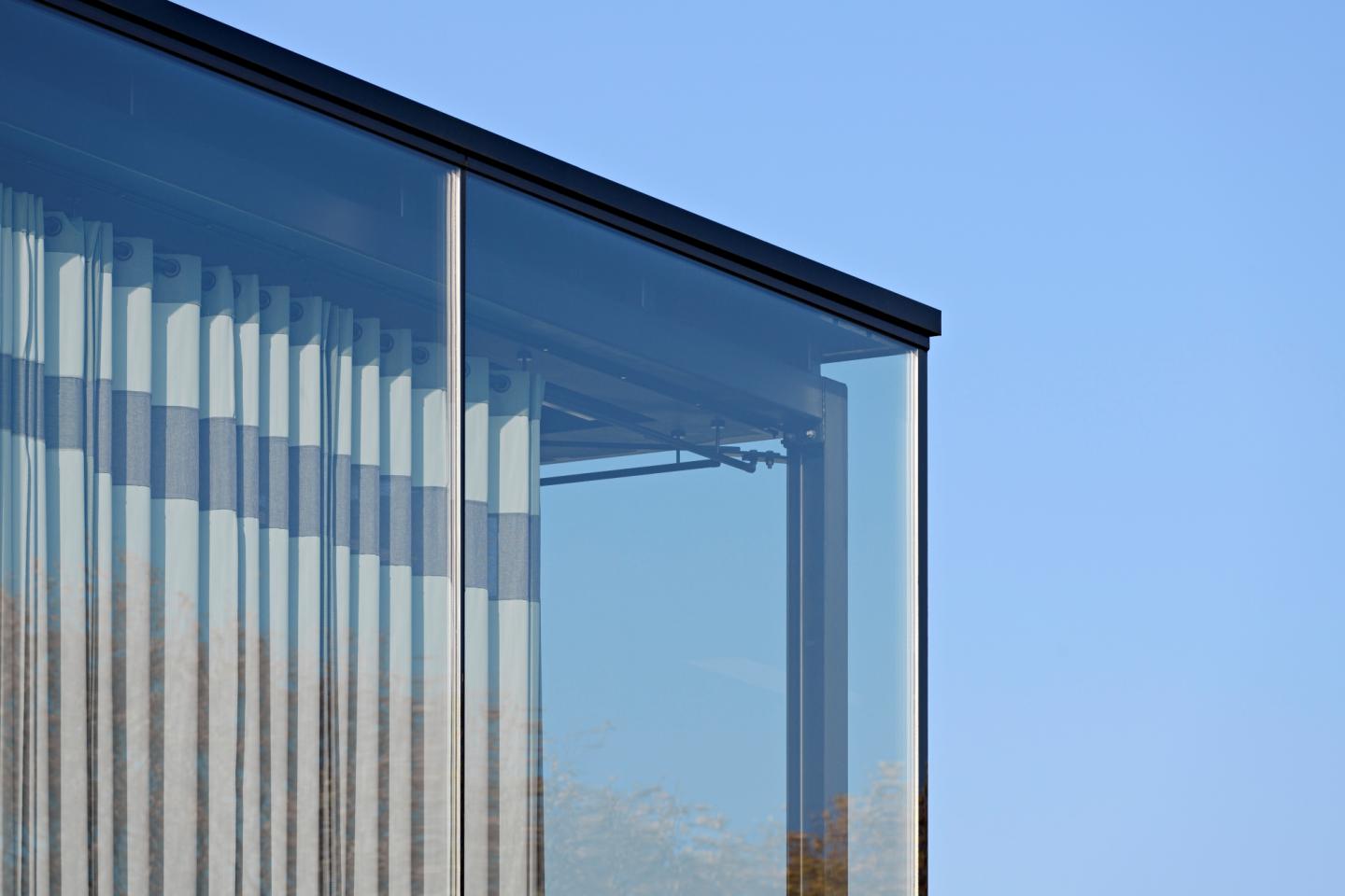 Hoek van buitenkant pand Vriesco met blauwe lucht