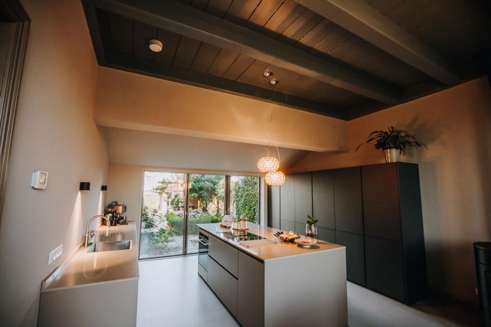 Moderne keuken met glazen pui