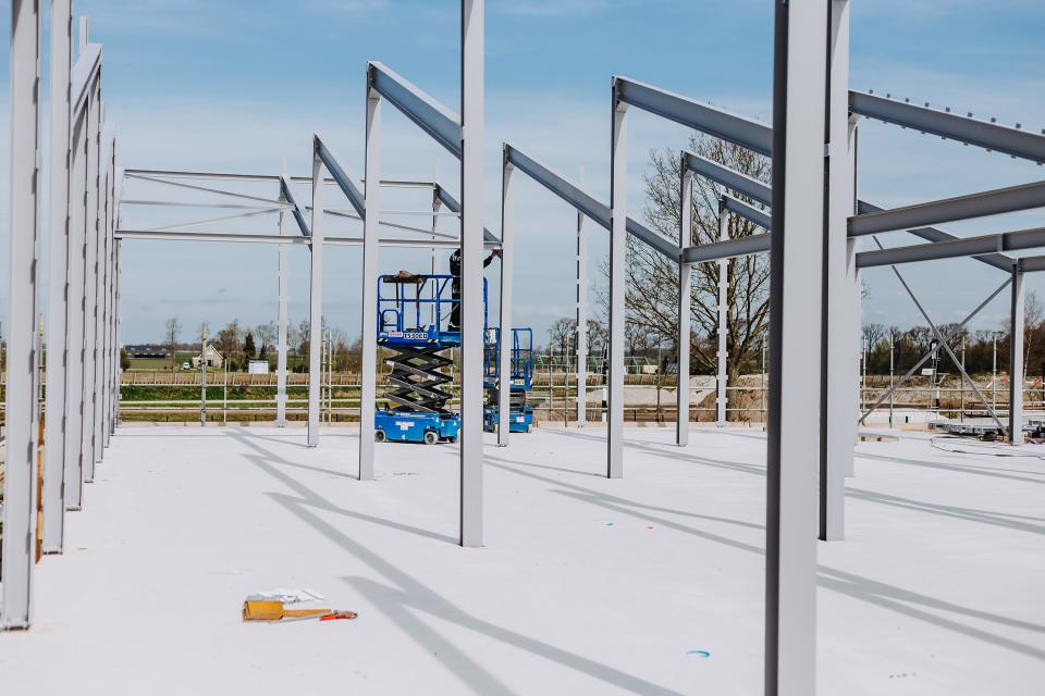 Staalconstructie van een schoolgebouw