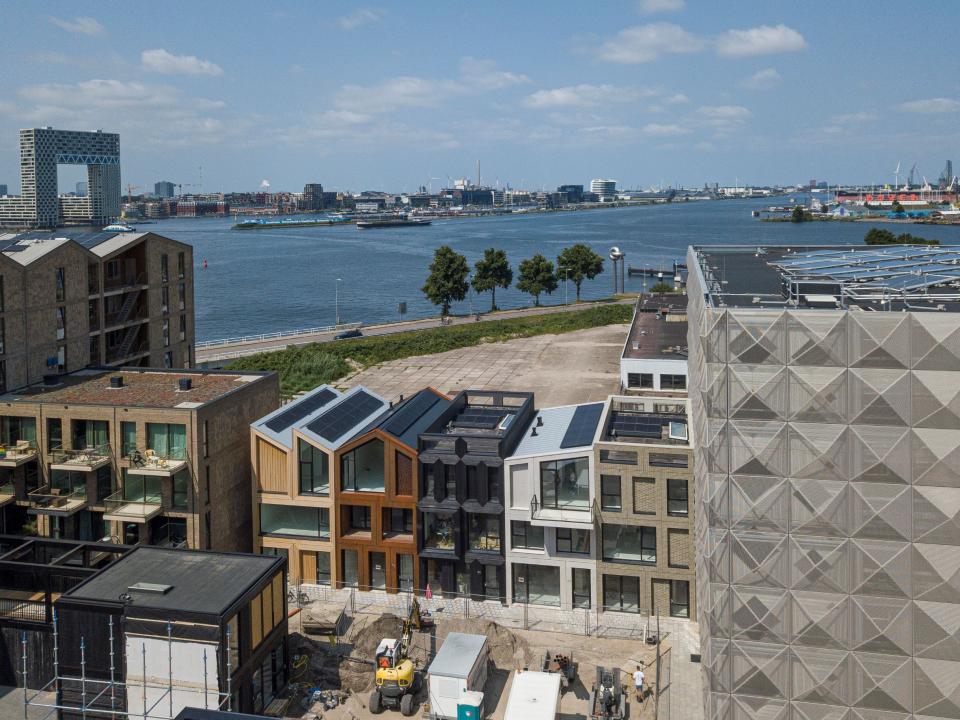 Dronebeeld van DOK1620 woningen in Amsterdam
